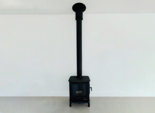 2 mm single-wall chimney in matte black painted steel with smooth finish with no visible joints for visible wood stove connection